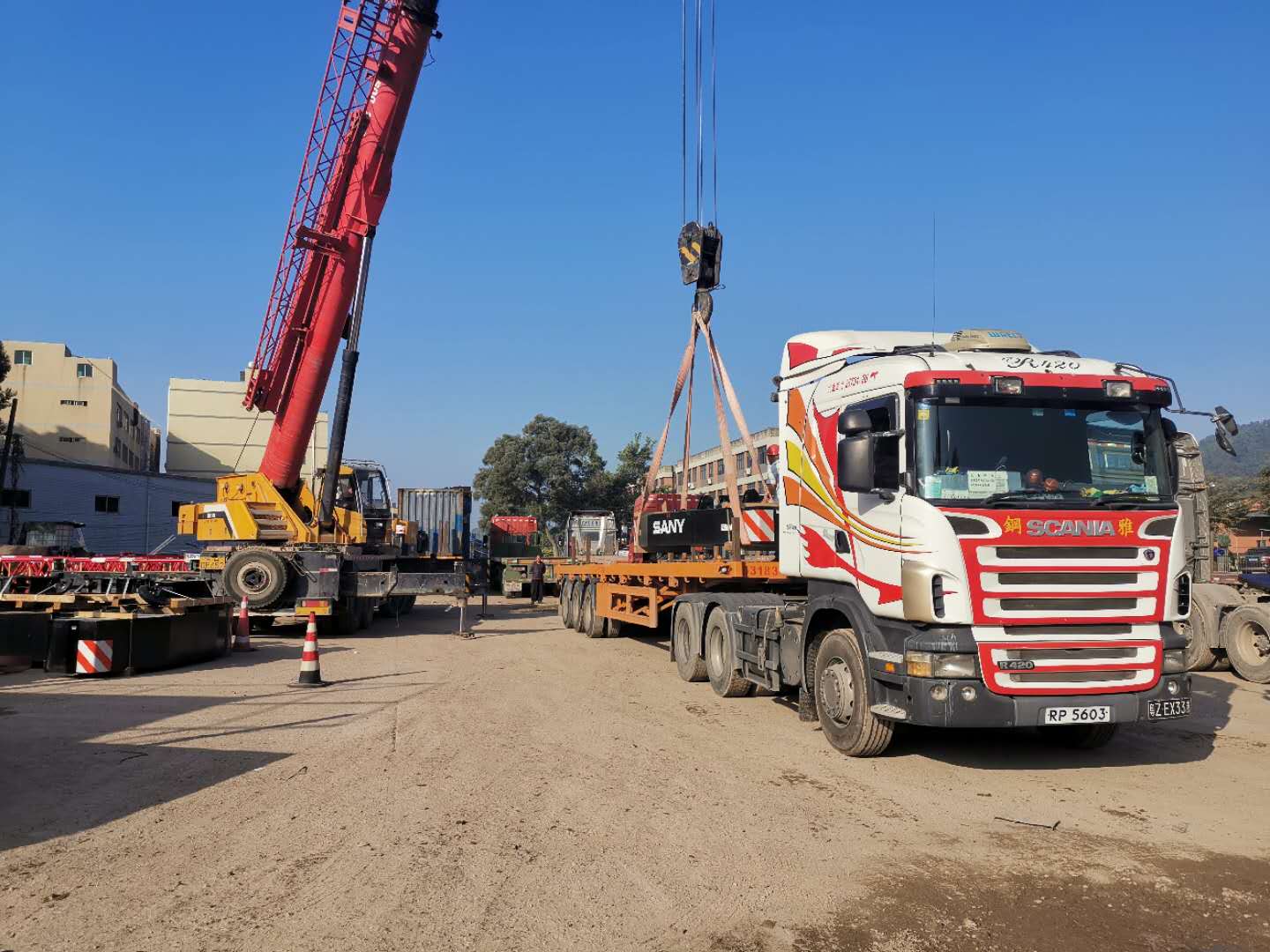 中港電機車,中港吊臂車,香港吊機車,香港吊臂車,中港吊機車運輸,中港吊臂車物流公司-東勝物流