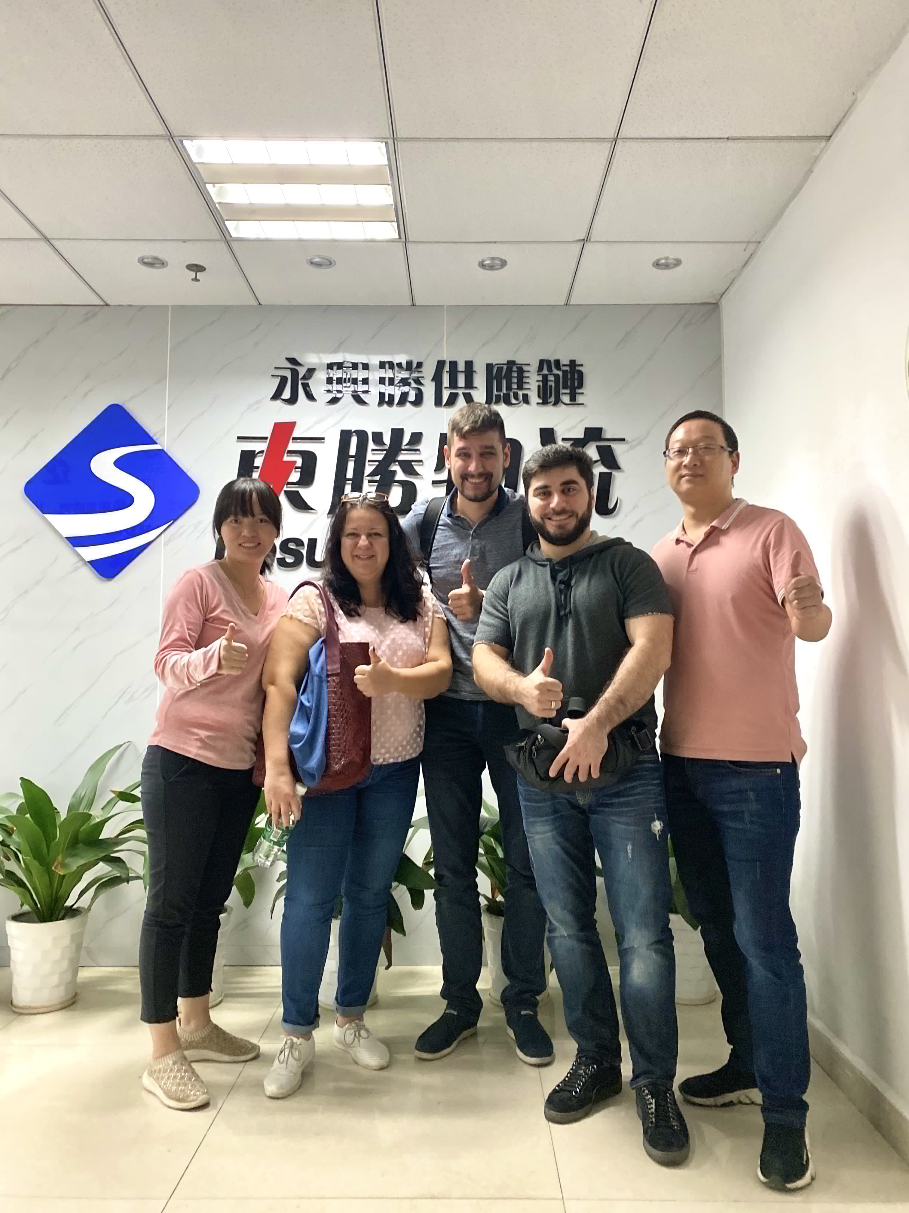 英國客戶合影留念--飛利浦藍牙耳機香港進出口運輸圓滿達成